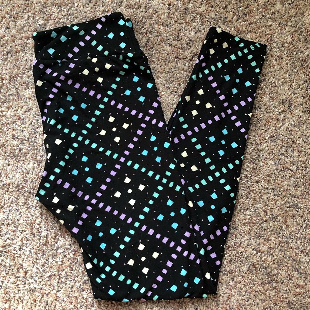 LuLaRoe OS Leggings with Black Background